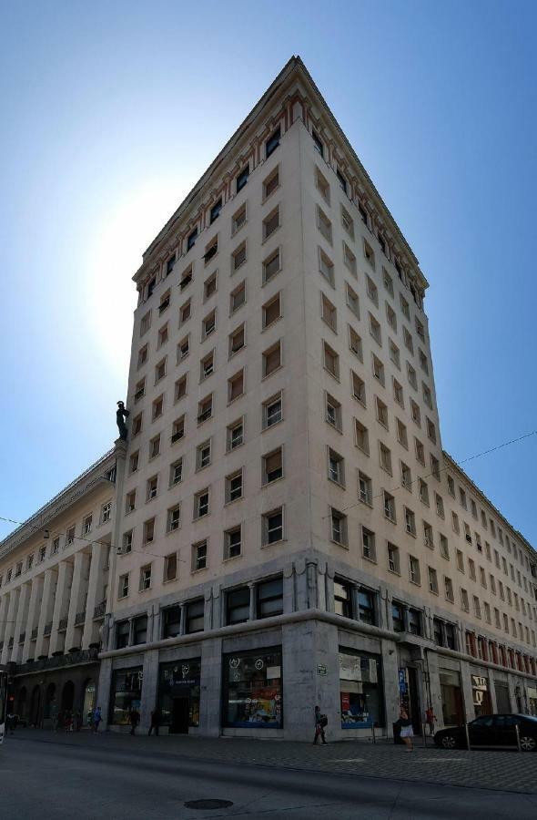 לובליאנה Lawyers Loft In Heritage Skyscraper מראה חיצוני תמונה